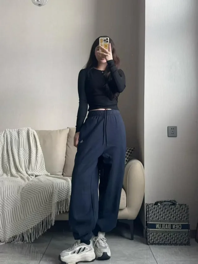 Alo Trousers Drawstring jogger sweatpants with elastic cuffs product detail image 10