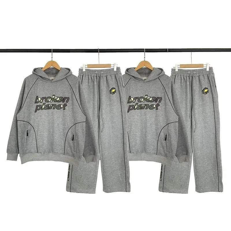 b,r,o,k,e.n p,l,a,n.et completo con felpa con cappuccio e pantaloni