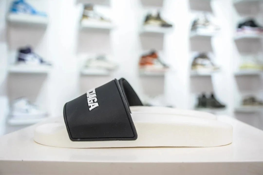 Balenciaga Pool Slides thumbnail 3