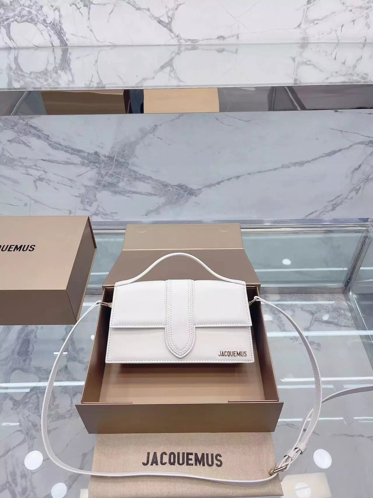 Jacquemus Handbag — White hand-held messenger bag with large colorway — USFans Spreadsheet photo