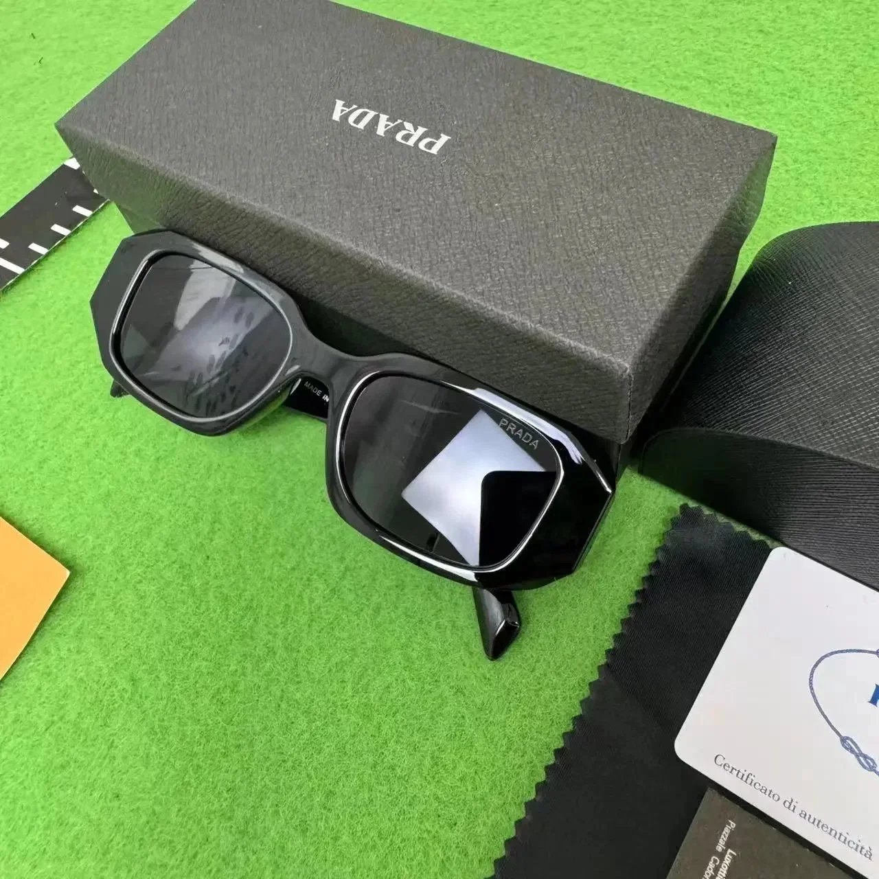 Sunglasses Model 8251 Tortoiseshell Square Frame