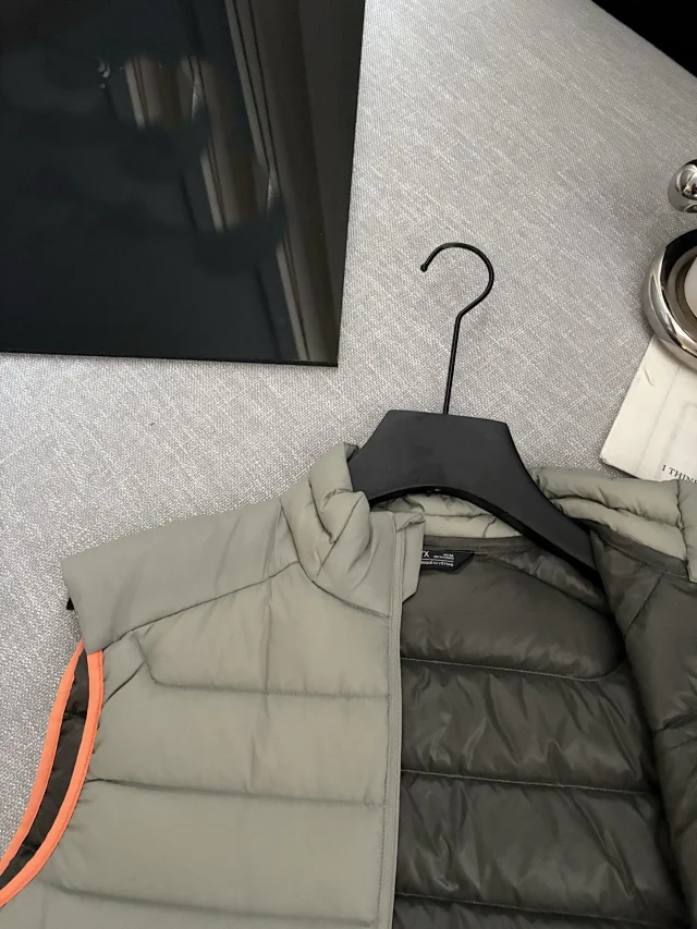 Unbranded Vests Quilted zip-up puffer vest product detail image 3