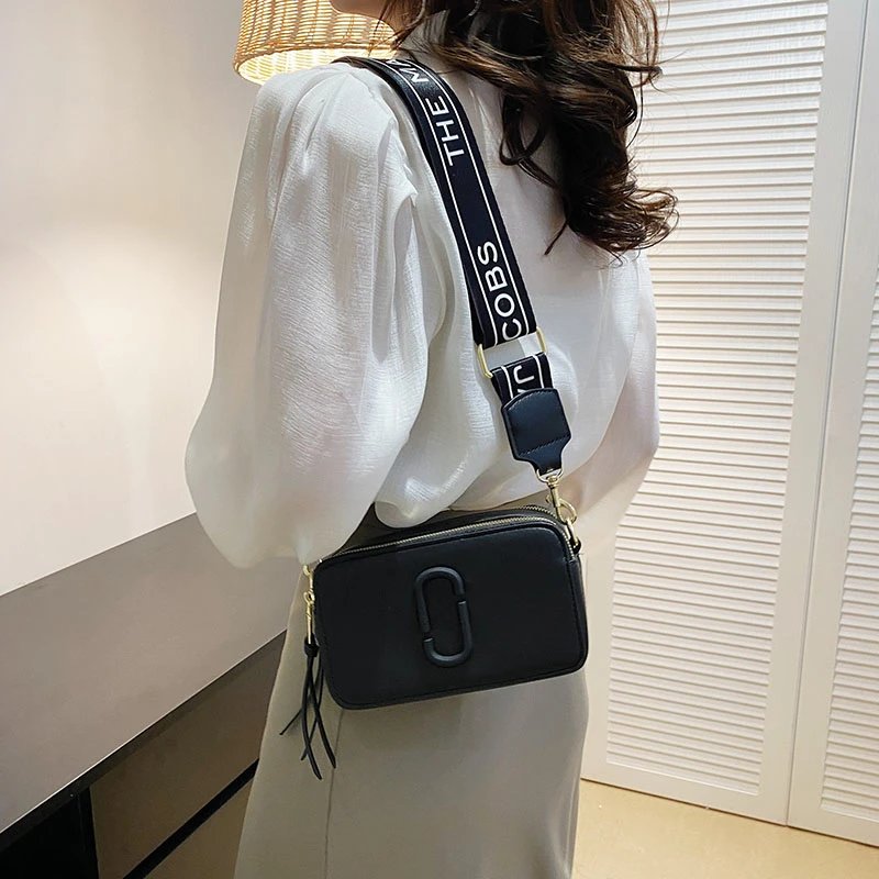 2023 new high-end handbag for women, popular this year, fashionable broadband shoulder crossbody bag, versatile color blocking camera bag