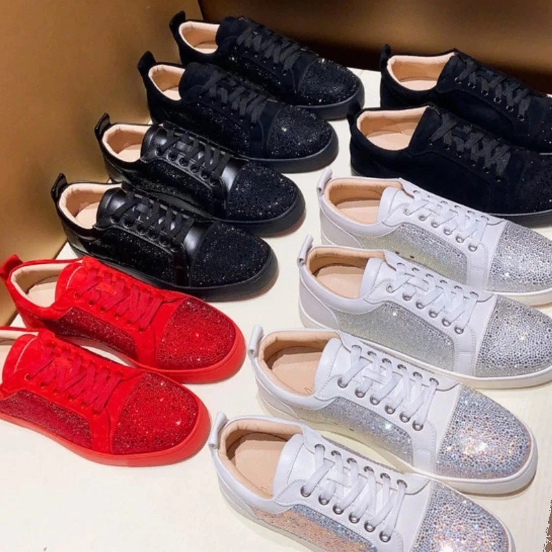                                 铆钉红底鞋男士真皮休闲鞋