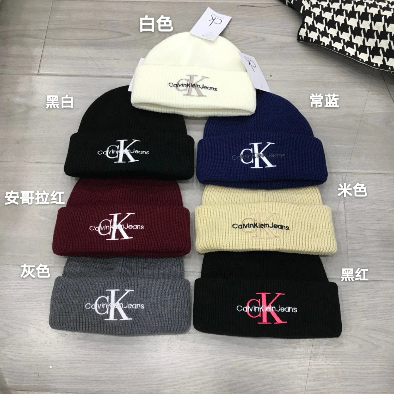 刺绣毛线帽子女保暖护耳针织帽蓝色冷帽 - 135997