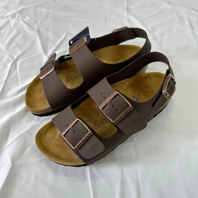 Sandals in brown and red color