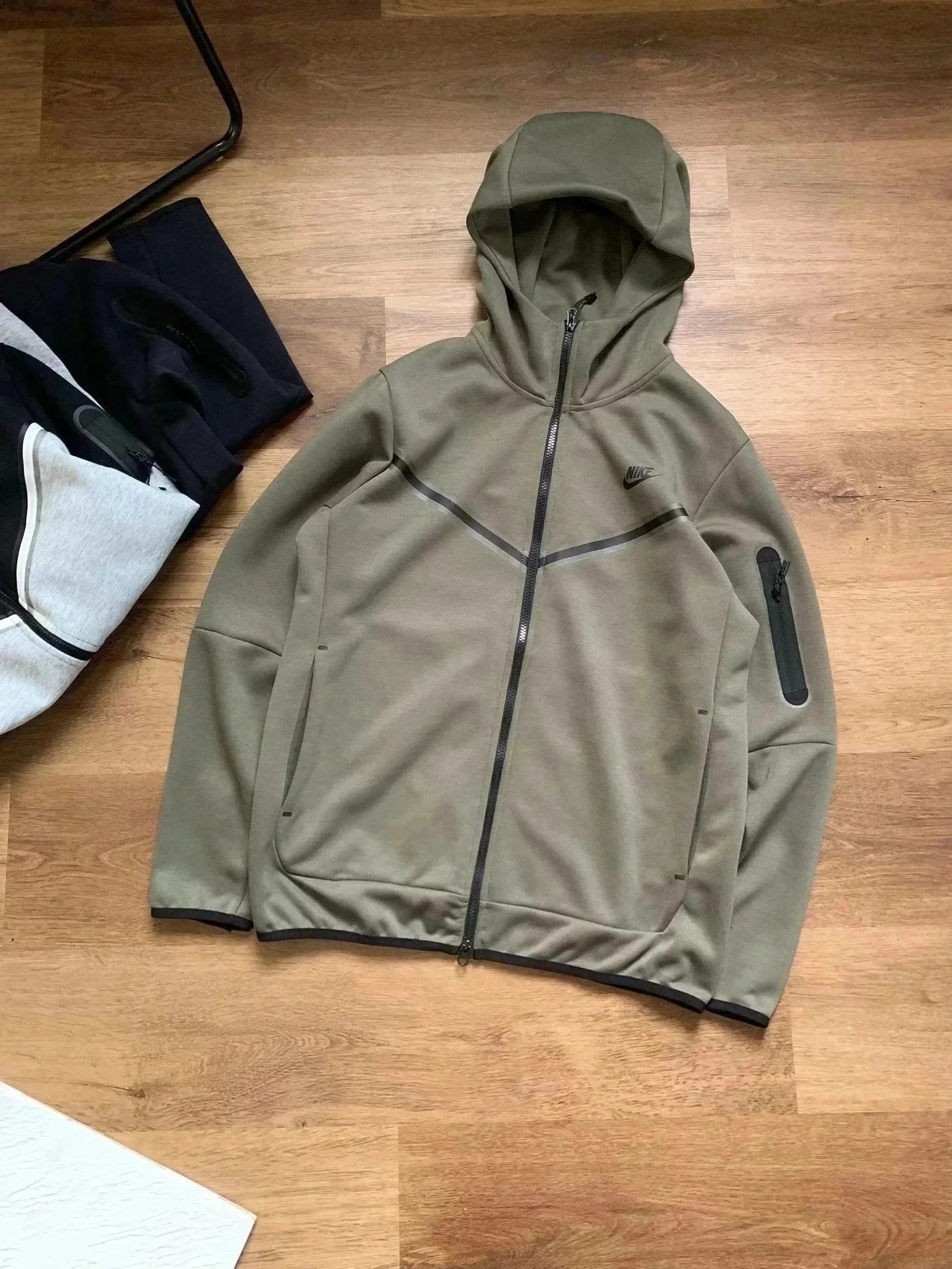 Nike Matching Sets Hooded zip-up jacket and jogger pants set — Army-green coat