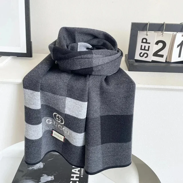 Dior Scarves Fringed Logo-Pattern Scarf product detail image 3