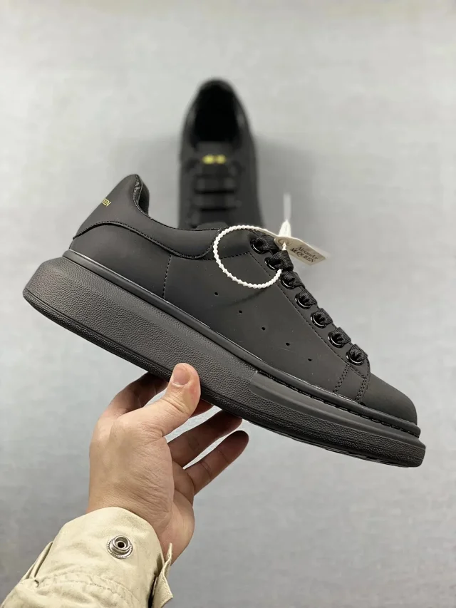 Alexander McQueen Sneakers Oversized Sneaker with Contrast Heel Tab product detail image 6