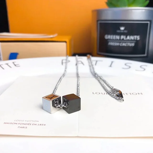 Louis Vuitton Jewelry Assorted Pendant Necklaces product detail image 6