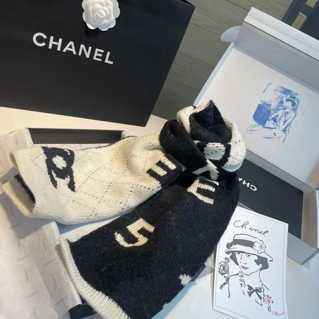 Chanel Scarves Knitted scarf with interlocking CC motif and contrast trim product detail image 4