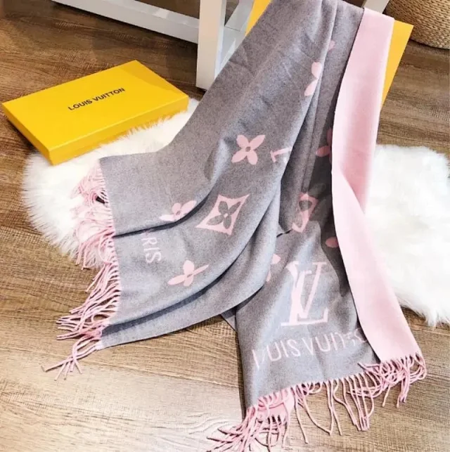 Louis Vuitton Scarves Fringed Monogram Scarf product detail image 10