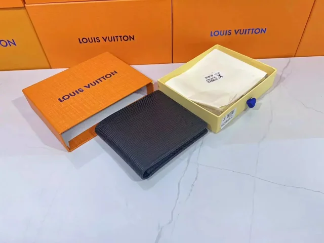 Louis Vuitton Wallets & Card Holders Monogram bifold wallet product detail image 34