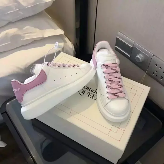 Alexander McQueen Sneakers Oversized low-top with contrast heel tabs product detail image 1