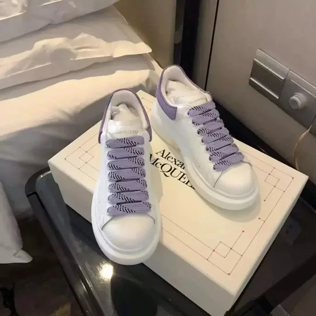 Alexander McQueen Sneakers Oversized low-top with contrast heel tabs product detail image 9