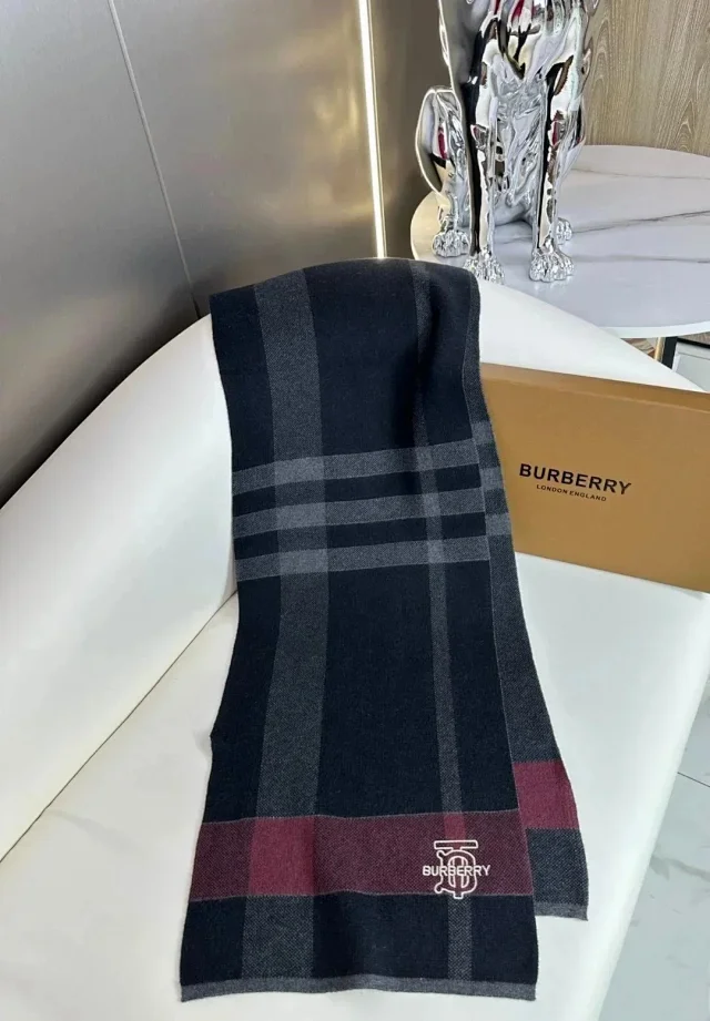 Louis Vuitton Scarves Fringed Monogram Scarf product detail image 3