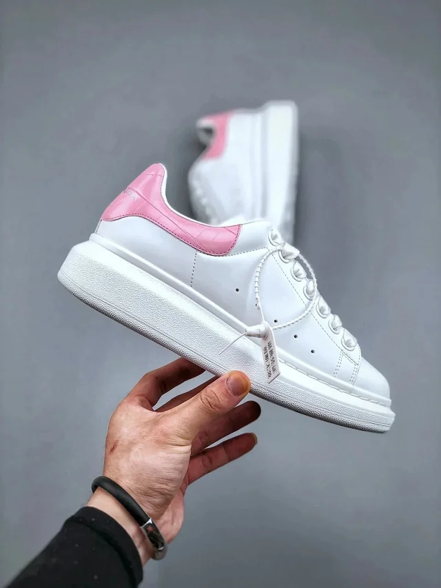 Alexander McQueen Sneakers Oversized Sneaker with Contrast Heel Tab product detail image 3