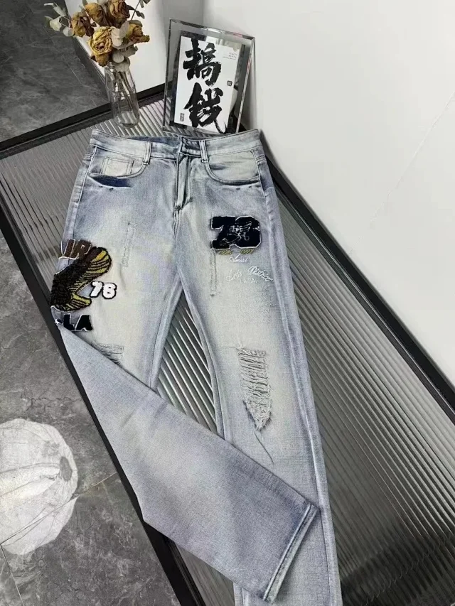 AMIRI Jeans Distressed Graphic product detail image 3