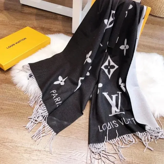 Louis Vuitton Scarves Fringed Monogram Scarf product detail image 8
