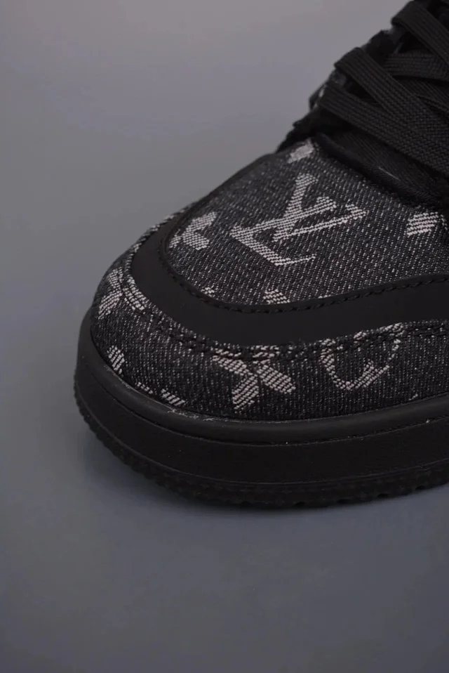 Louis Vuitton Sneakers Low-Top Monogram Lace-Up product detail image 3