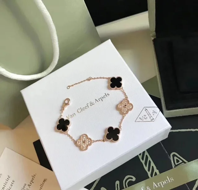 Van Cleef & Arpels Jewelry Floral and heart designs product detail image 7