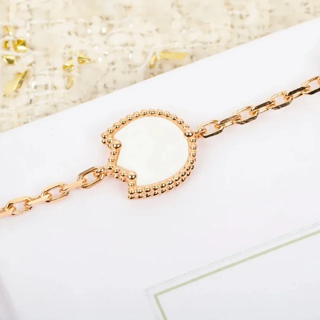 Van Cleef & Arpels Jewelry Floral and heart designs product detail image 5