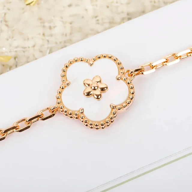 Van Cleef & Arpels Jewelry Floral and heart designs product detail image 3