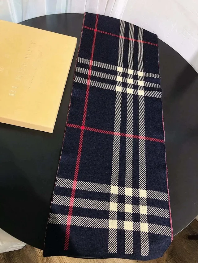 Burberry Scarves Check Plaid Scarf product detail image 3