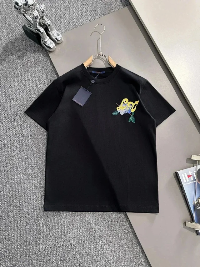 Louis Vuitton T-Shirts Short-Sleeve Logo Graphic product detail image 8