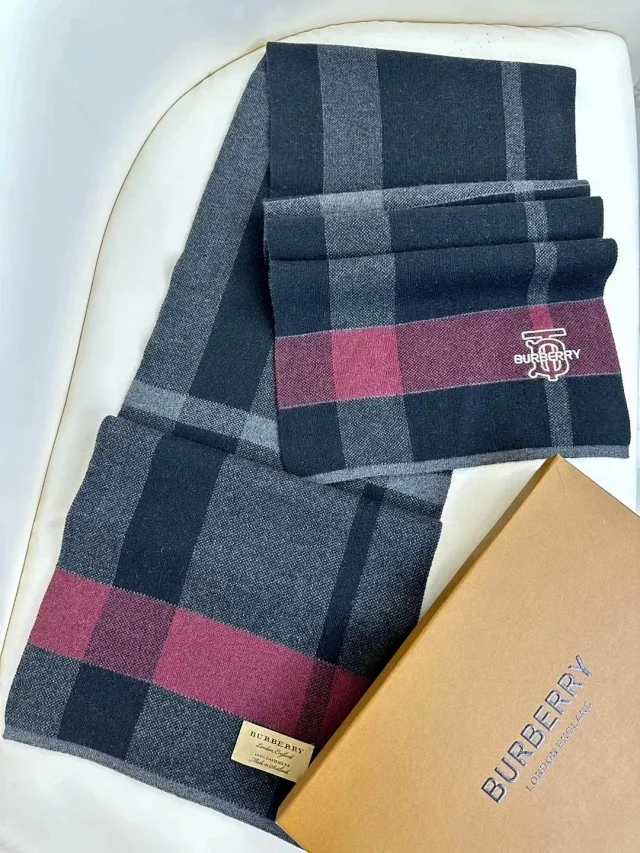 Louis Vuitton Scarves Fringed Monogram Scarf product detail image 8
