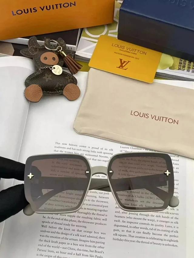 Louis Vuitton Eyewear Oversized Square Sunglasses product detail image 6