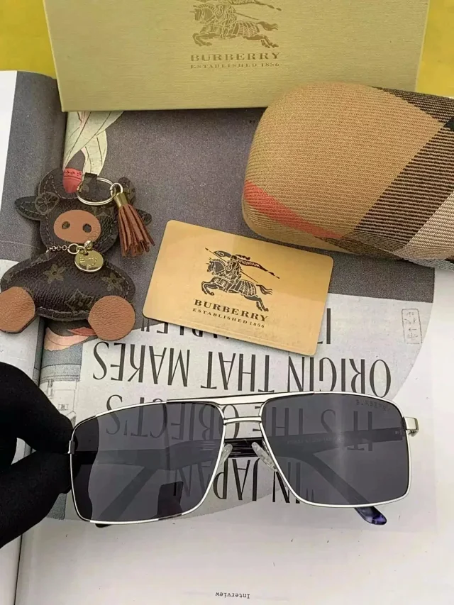 Louis Vuitton Eyewear Oversized Square Sunglasses product detail image 10