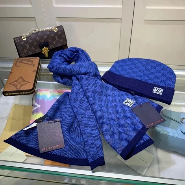 Louis Vuitton Knit beanie and scarf set with check pattern product detail image 2