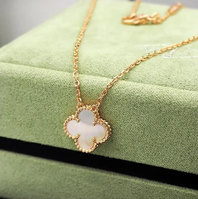 Unbranded Jewelry Four-Leaf Clover Pendant Necklace product detail image 6