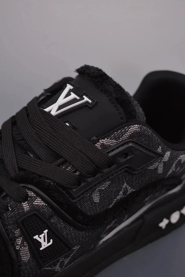 Louis Vuitton Sneakers Low-Top Monogram Lace-Up product detail image 4