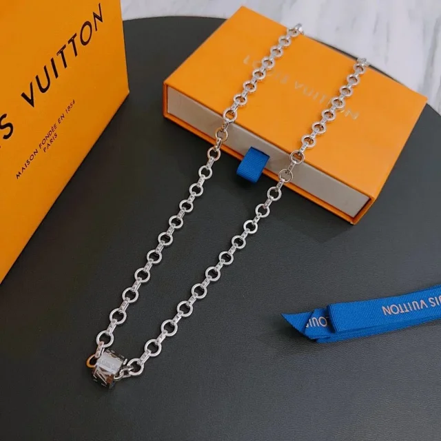 Louis Vuitton Jewelry Silver-Tone Chain Charm Pendant Necklace product detail image 6