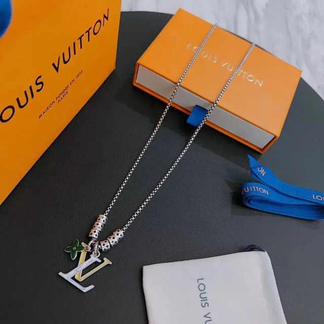 Louis Vuitton Jewelry Silver-Tone Chain Charm Pendant Necklace product detail image 9