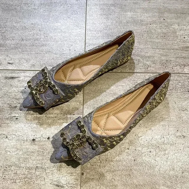 Chanel Casual Shoes Pointed-Toe Flats with Double-C Embellishment product detail image 2