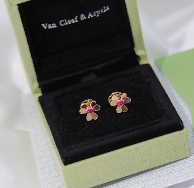 Van Cleef & Arpels Jewelry Four-Leaf Clover Stud Earrings product detail image 10