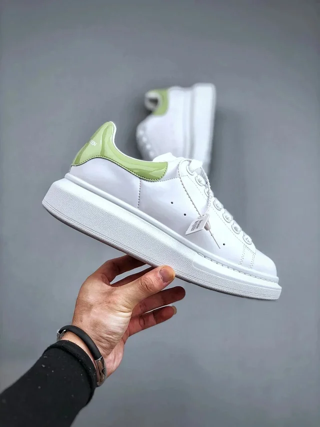 Alexander McQueen Sneakers Oversized Sneaker with Contrast Heel Tab product detail image 2