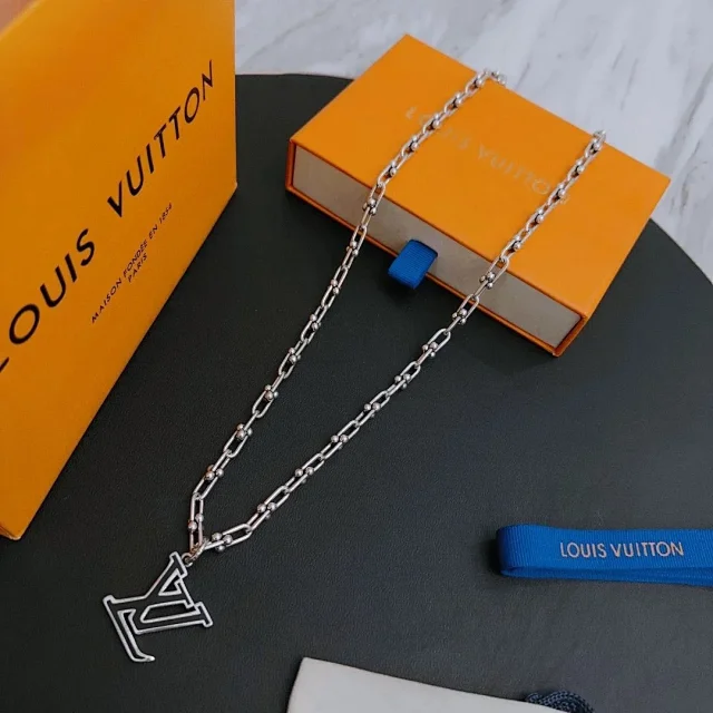 Louis Vuitton Jewelry Silver-Tone Chain Charm Pendant Necklace product detail image 8