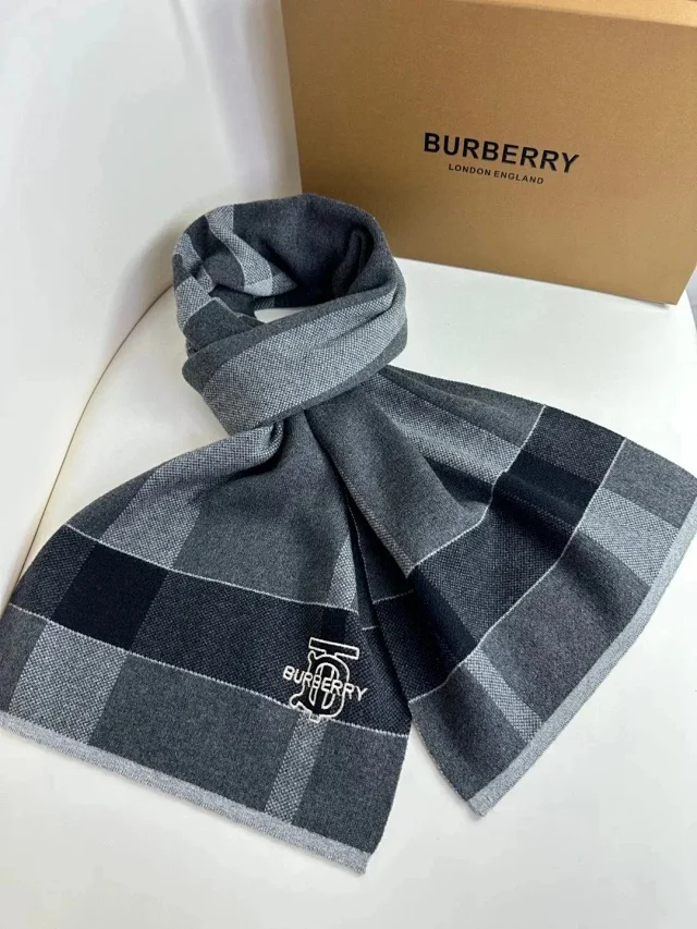 Gucci Scarves GG monogram striped knit scarf product detail image 8