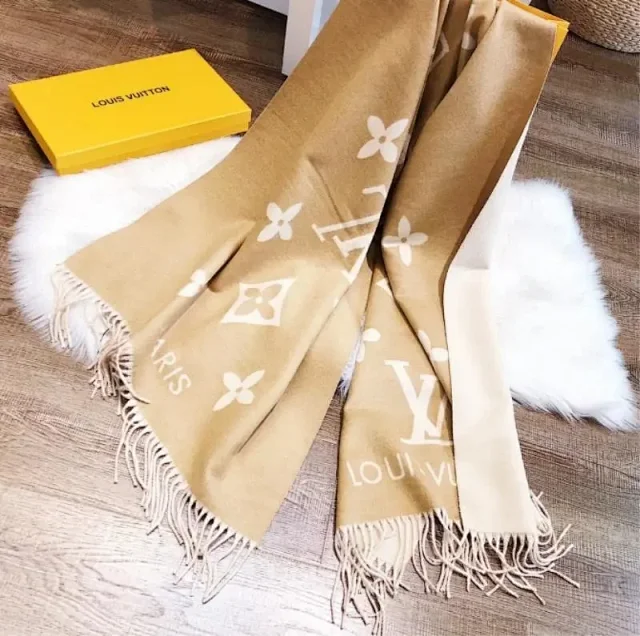 Louis Vuitton Scarves Fringed Monogram Scarf product detail image 9
