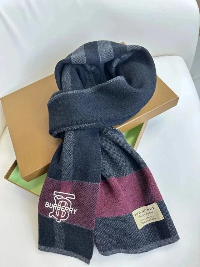 Louis Vuitton Scarves Fringed Monogram Scarf product detail image 4