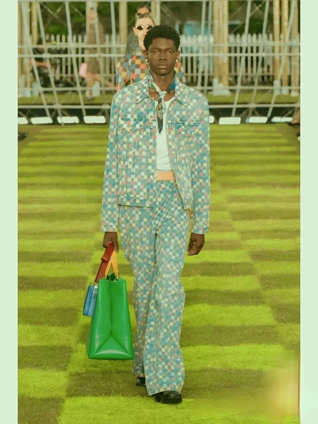 Louis Vuitton Matching Sets Printed Denim Jacket and Jeans Set product detail image 4