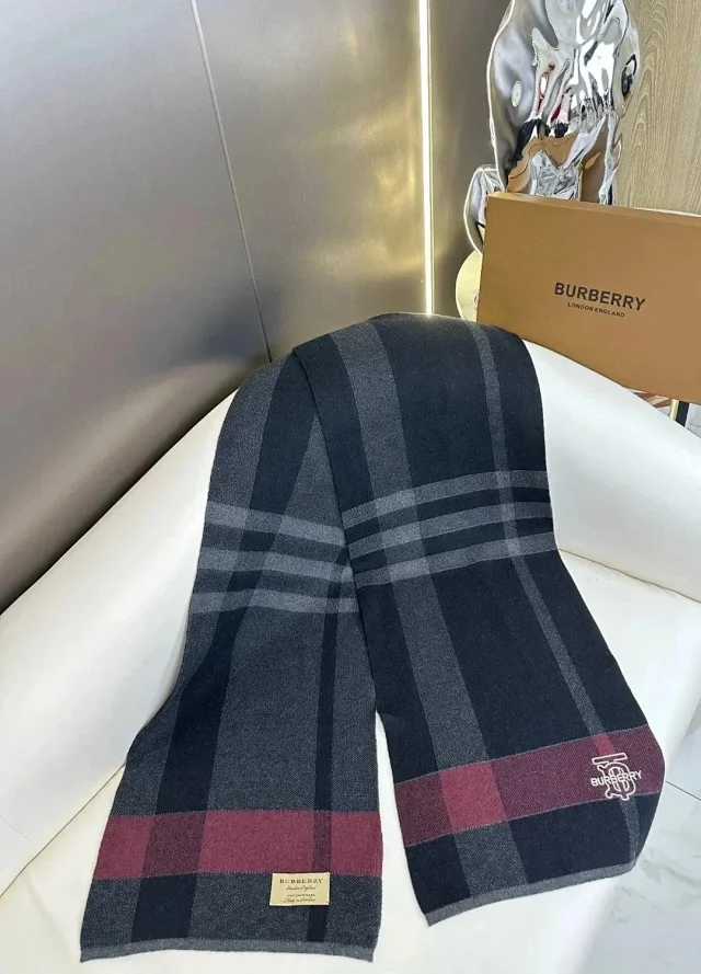 Louis Vuitton Scarves Fringed Monogram Scarf product detail image 2