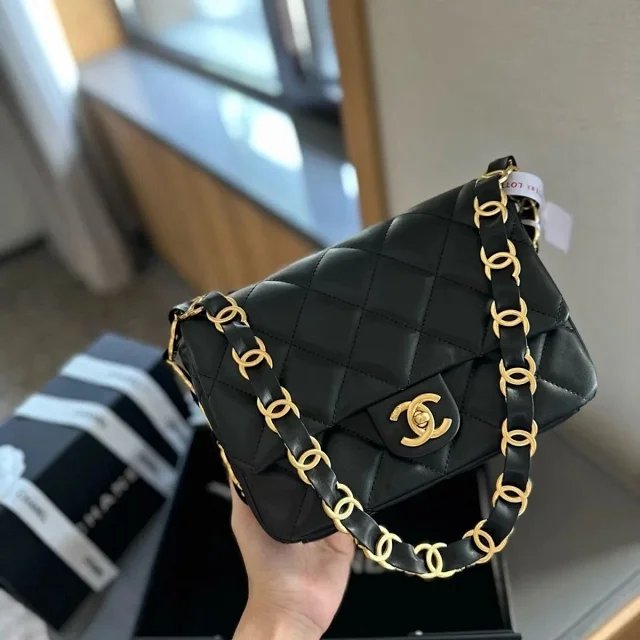 Chanel Shoulder Bags Quilted Chain Bag with Interlocking CC Clasp product detail image 2