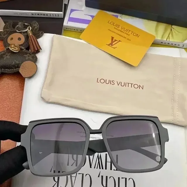 Louis Vuitton Eyewear Oversized Square Sunglasses product detail image 9