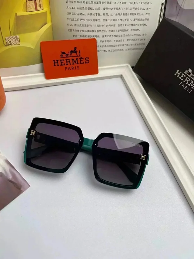 Louis Vuitton Eyewear Oversized Square Sunglasses product detail image 3