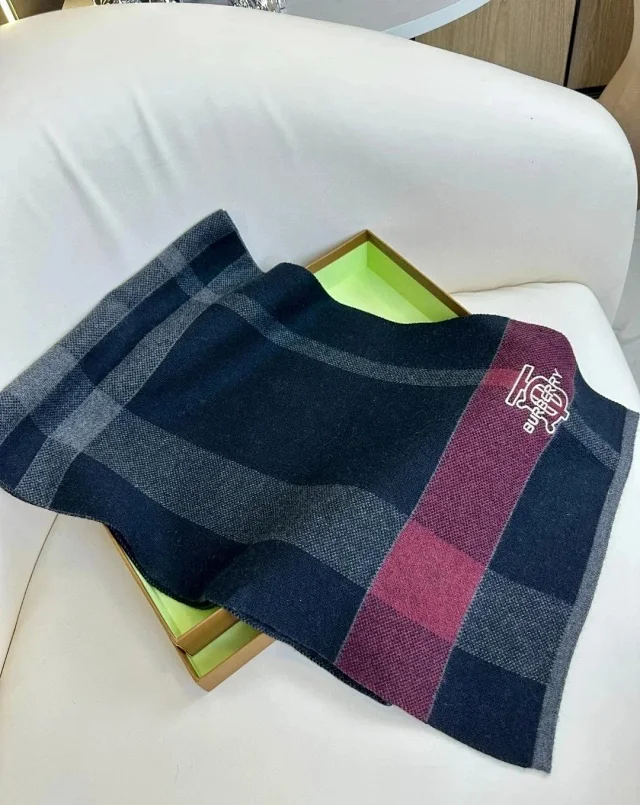 Louis Vuitton Scarves Fringed Monogram Scarf product detail image 7